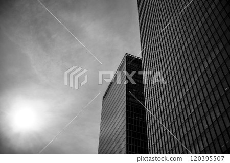 沐浴在陰天光線下的辦公大樓 沐浴在陰天光線下的辦公大樓 120395507