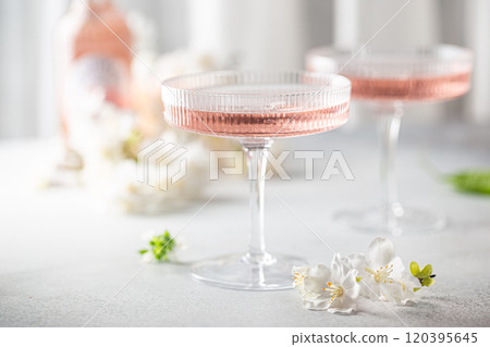 Pink cosmopolitan cocktail 120395645