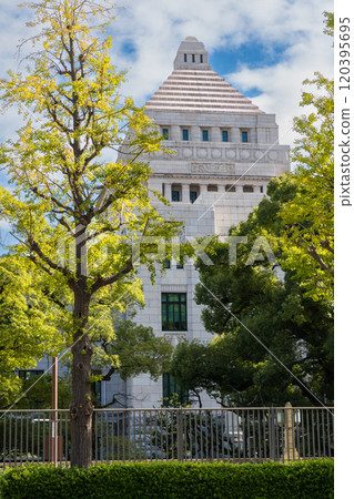 政治中心國會議事堂的清新藍天與風景 | 10 月拍攝 | 東京千代田區永田町 120395695