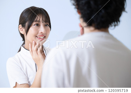 Image of a man and a nurse (beauty nurse) discussing beard hair removal, etc. Medical hair removal image Light blue background Image of a man and a nurse (beauty nurse) discussing beard hair removal, etc. Medical hair removal image Light blue background 120395719