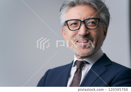 戴眼鏡的商人 120395788