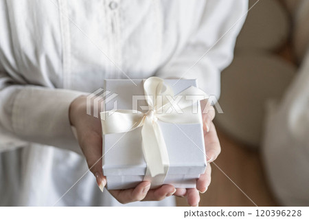 給禮物的婦女 給禮物的婦女 120396228