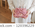 Women hand gifts to hand gifts 120396229