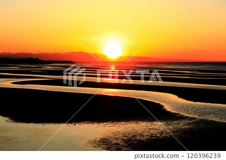 [Oita Prefecture] Sunset at Matama Beach on a spectacular day 120396239