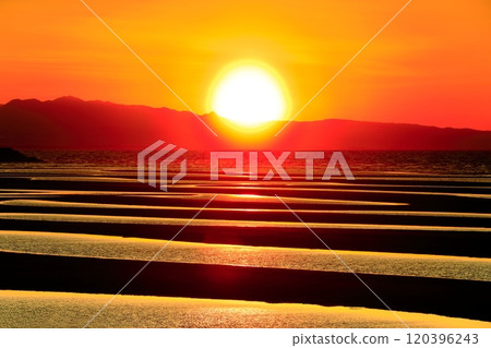 [Oita Prefecture] Sunset at Matama Beach on a spectacular day 120396243