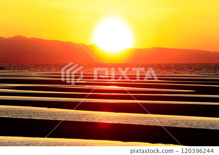 [大分縣]在壯觀的一天在Matama海灘日落 120396244