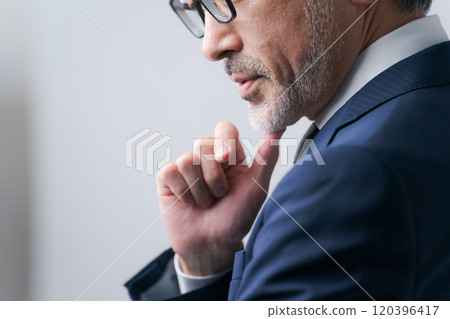 戴眼鏡的商人 120396417