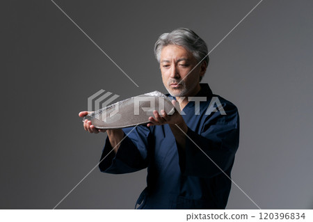 拿著盤子的男性陶藝家的形象 120396834