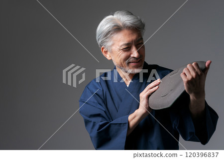 拿著盤子的男性陶藝家的形象 120396837
