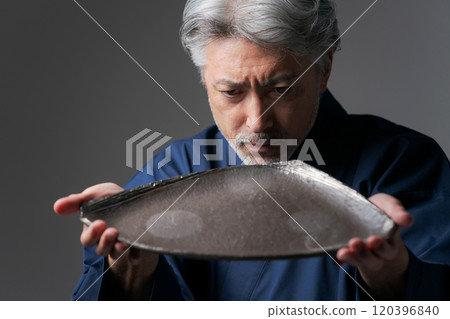 拿著盤子的男性陶藝家的形象 拿著盤子的男性陶藝家的形象 120396840