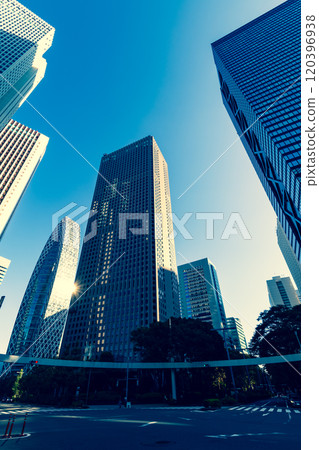 Shinjuku Subcenter Kita-dori intersection and skyscrapers 2024.11 c-3 Emphasis on warm and cool colors Shinjuku Subcenter Kita-dori intersection and skyscrapers 2024.11 c-3 Emphasis on warm and cool colors 120396938