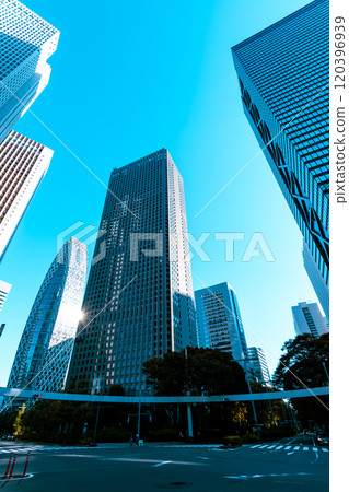 新宿副中心北通交叉路口和摩天大樓2024.11 c-4淺色 新宿副中心北通交叉路口和摩天大樓2024.11 c-4淺色 120396939