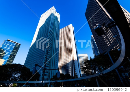新宿副中心北通交叉路口和摩天大樓 2024.11 d-2 高色度對比 120396942