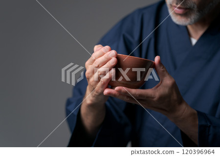 拿著碗的男性陶藝家的形象 120396964