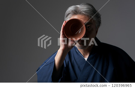 拿著碗的男性陶藝家的形象 120396965