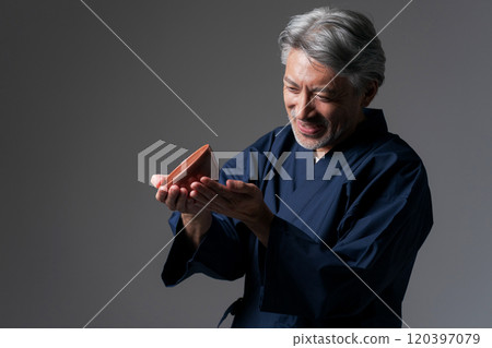 薩穆埃的老人看著碗 薩穆埃的老人看著碗 120397079