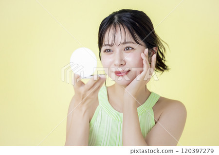 夏季影像黃色背景年輕女子照鏡子 夏季影像黃色背景年輕女子照鏡子 120397279