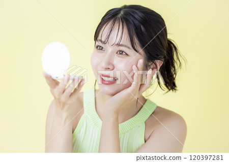 夏季影像黃色背景年輕女子照鏡子 夏季影像黃色背景年輕女子照鏡子 120397281