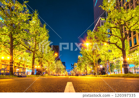 禦堂筋步行街和燈飾 120397335