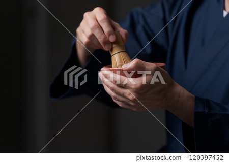 一位老人準備茶的手 120397452