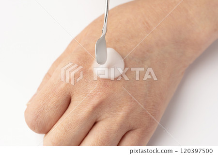 使用抹刀將保濕霜塗抹在手柄背面。 120397500