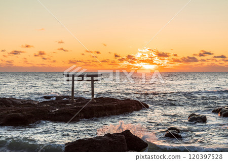 「茨城縣」大洗磯崎神社海岸的鳥居與日出 「茨城縣」大洗磯崎神社海岸的鳥居與日出 120397528