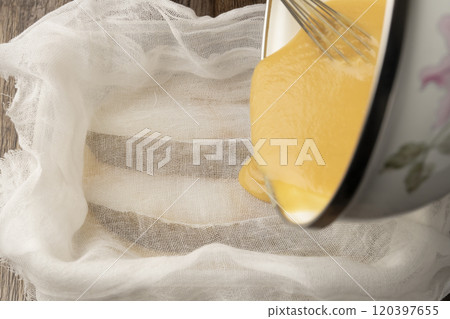 Marinating fish in Saikyo miso 120397655