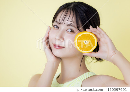 美麗形象橙色年輕女子肖像 120397691