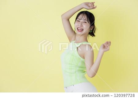 夏季圖像,黃色背景,穿著背心的年輕女子的肖像 夏季圖像,黃色背景,穿著背心的年輕女子的肖像 120397728