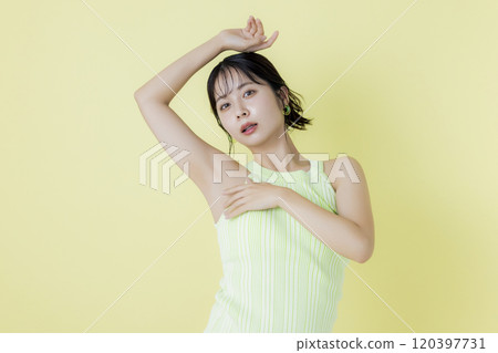 夏季圖像,黃色背景,穿著背心的年輕女子的肖像 夏季圖像,黃色背景,穿著背心的年輕女子的肖像 120397731