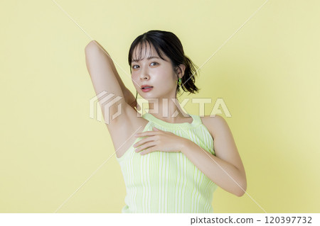 夏季圖像,黃色背景,穿著背心的年輕女子的肖像 夏季圖像,黃色背景,穿著背心的年輕女子的肖像 120397732