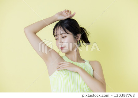 夏季圖像，黃色背景，穿著背心的年輕女子的肖像 120397768