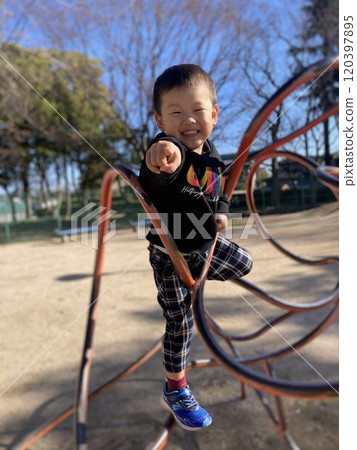 一個男孩在公園裡玩 120397895