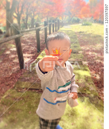 秋葉和男孩 120397897