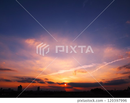 A beautiful sunset seen from the Arakawa River bank 120397996