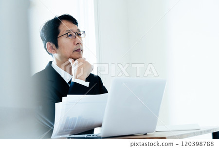 商人手裡拿著文件思考 120398788
