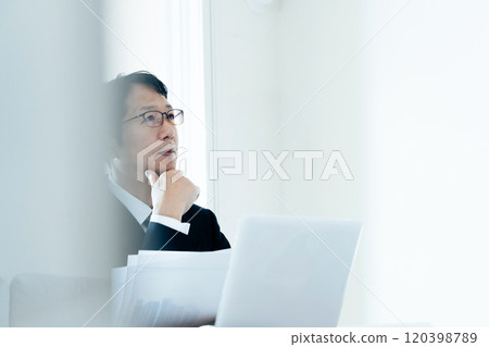 商人手裡拿著文件思考 120398789