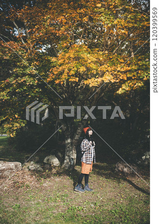 Woman climbing outdoors 120399569