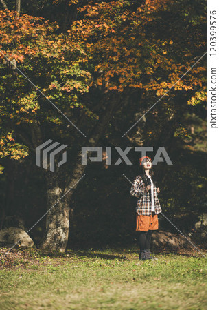 戶外攀岩的女人 120399576