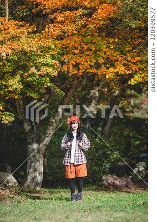 戶外攀岩的女人 120399577