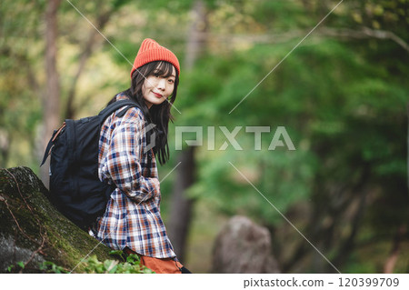 Mountain climbing girl 120399709