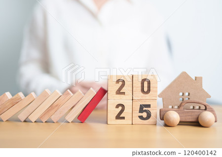 2025 year with wood block falling to business icon with Home and Car model. Real estate Mortgage, House loan and Car debt, Interest rate, risk management, Insurance and economic recession 120400142