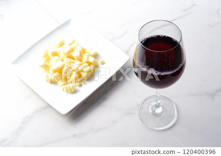 一杯紅酒和豪達起司 120400396