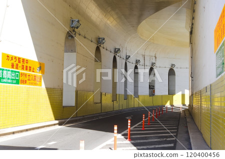 東京都足立區嘉平首都高速公路入口 2024 年 11 月 120400456