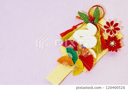 Year of the Snake New Year's card background: Hagoita decoration, white snake, tsumami zaiku, fan and mizuhiki 120400528