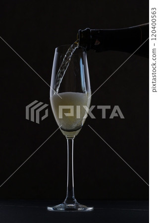 將冷藏好的香檳（起泡酒）倒入長笛杯中 120400563