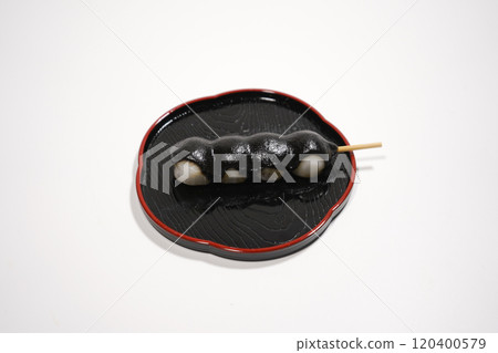 黑芝麻串子放在盤子裡 黑芝麻串子放在盤子裡 120400579