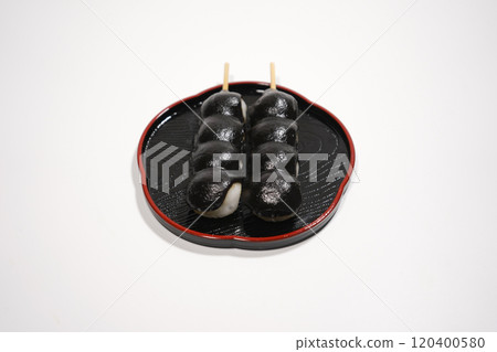 黑芝麻串子放在盤子裡 黑芝麻串子放在盤子裡 120400580