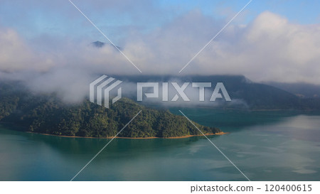 View from the Queen Charlotte Track, Marlborough Sounds, New Zealand. 120400615