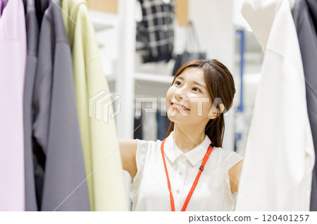 在服裝店工作的女人 在服裝店工作的女人 120401257